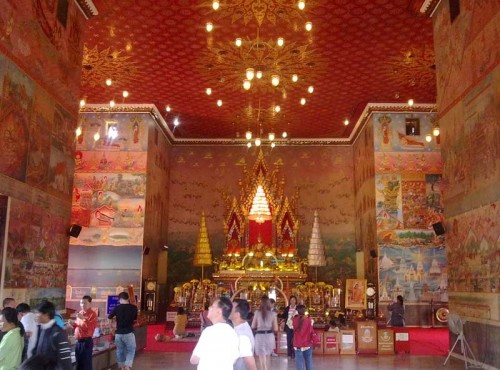 The shrine room at Wat Po Chai