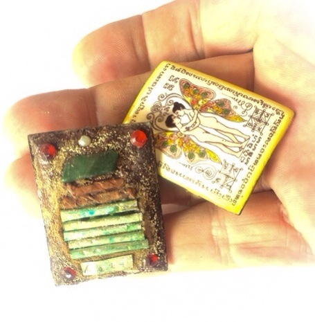 Holding the locket in the hand reveals its size