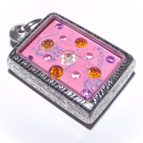 Rear face of Taep Jamlaeng Butterfly King Amulet in pink sacred powders. Rear face of Taep Jamlaeng Butterfly King Amulet in pink sacred powders.