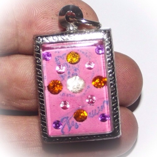 Rear face of the Butterfly King amulet held in the hand Rear face of the Butterfly King amulet held in the hand