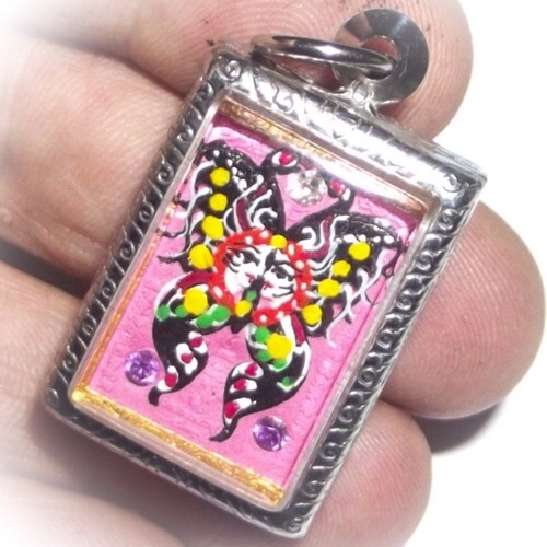Taep Jamlaeng Butterfly King Amulet held in the hand for visual size comparison. Taep Jamlaeng Butterfly King Amulet held in the hand for visual size comparison.