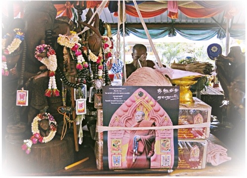 Kroo_Ba_Krissana_Intawano_empowering_amulets_during_his_Kammathana_retreat.JPG