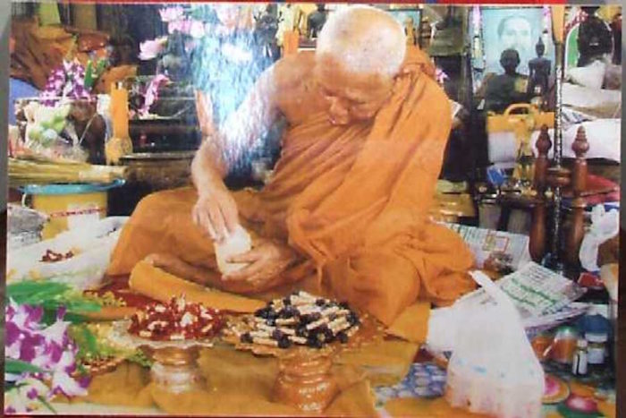 Luang Por Jamlong Wat Chedi Daeng Blessing Takrut Amulets