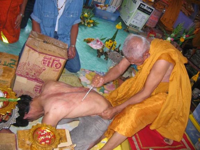 Luang Por Jamlong Wat Chedi Daeng Blessing a devotee (Looksit) with Kong Grapan Chadtri Magic